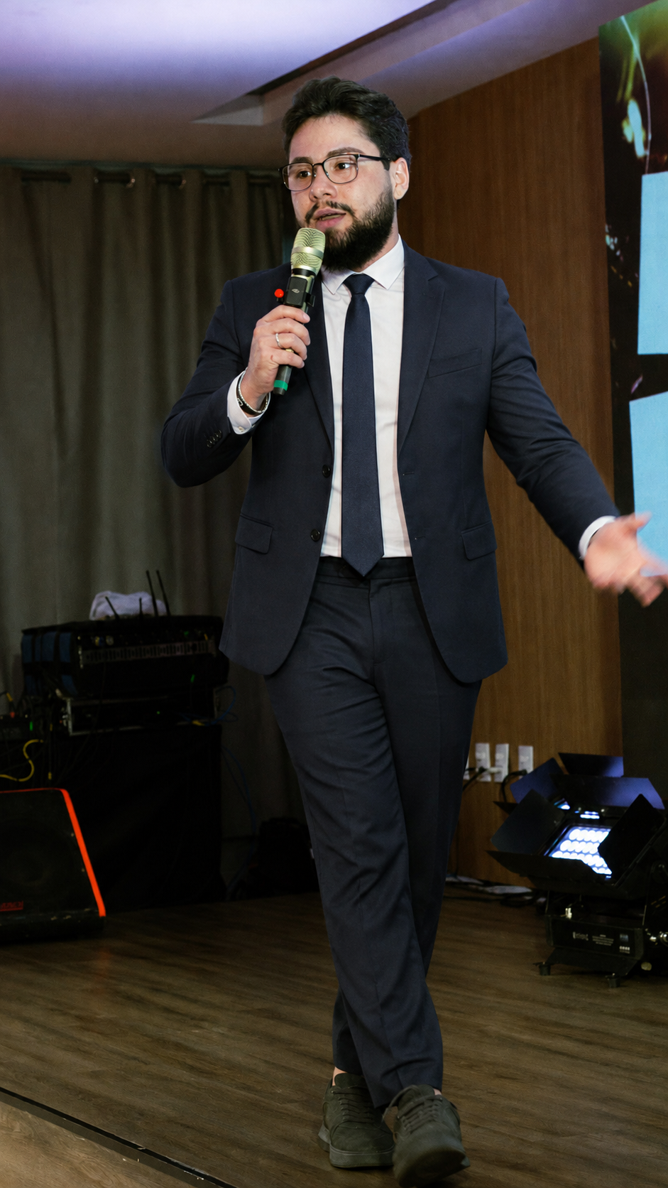 Leonardo Sbalchiero, responsável pela operação da IDV Growth, palestrando em um evento